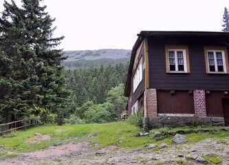 Schronisko na szlaku górskim. © Lukasz Lewczuk