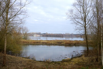Blick auf den Fluss Lippe und den Lippesee bei Paderborn im Frühjahr, Kreis Paderborn, Ostwestfalen-Lippe, Ausflugsziel 