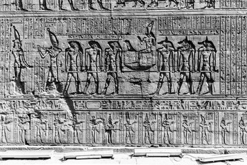 Jeroglíficos sobre muro en templo de Edfú en blanco y negro