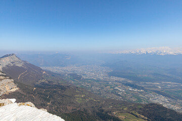 Obraz premium Vue sur le paysage environnant depuis le sommet de Pic Saint-Michel à Lans-en-Vercors (Isère, France)