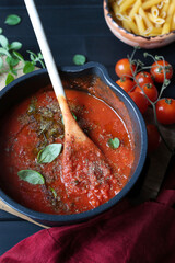 Classica salsa di pomodoro italiana fatta in casa con basilico. Direttamente sopra.