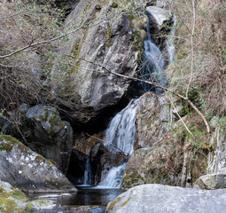 Wasserfall aus den Felsen