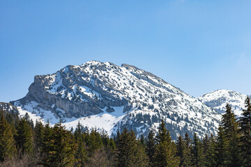 Vue sur la montagne de la Grande Moucherolle dans le massif du Vercors (Isère, France)