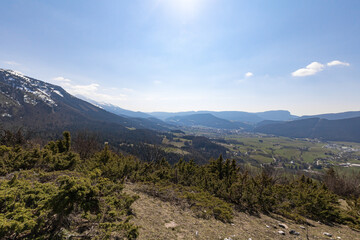 Vue sur la vallée au pied du massif du Vercors (Isère, France)