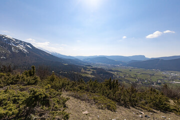 Vue sur la vallée au pied du massif du Vercors (Isère, France)