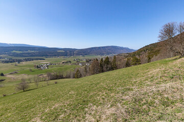 Vue sur la vallée au pied du massif du Vercors (Isère, France)