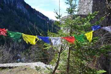 Tibetische Gebetsfahnen auf der Burg Wartenfels, Thalgau, Salzburg, Europa - Tibetan prayer flags...