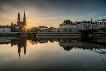 Stare Miasto Opole nad Odrą podczas wschodu słońca