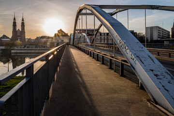 Most Piastowski w Opolu o wschodzie słońca