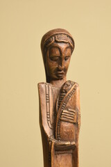 drewniana rzeźba afrykańskiej kobiety z dzieckiem na ręku - obrazy, fototapety, plakaty