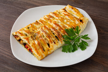 zapiekane mięso drobiowe z warzywami i pieczarkami w cieście francuskim © robert6666