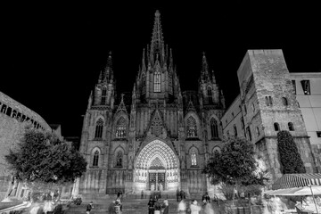 La cathédrale de la Sainte Croix et Sainte Eulalia, à Barcelone, Espagne - noir et blanc, longue exposition