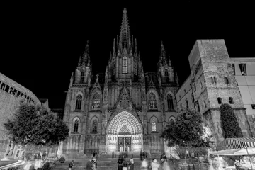 Papier Peint photo Noir et blanc La cathédrale de la Sainte Croix et Sainte Eulalia, à Barcelone, Espagne - noir et blanc, longue exposition