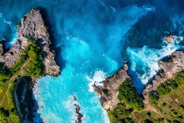 Crédence en verre imprimé Vue aerienne plage Vagues et rochers en arrière-plan depuis la vue de dessus. Fond bleu de l& 39 eau de la vue de dessus. Paysage marin d& 39 été depuis l& 39 air. Île de Bali, Indonésie.