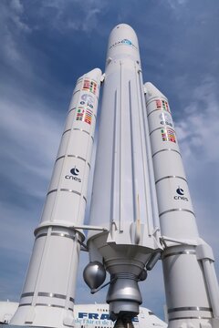 Maquette de la fusée Ariane 5 (Arianespace / ESA / CNES), célèbre lanceur spatial, au musée de l'Air et de l’Espace de l'aéroport du Bourget, près de Paris – juin 2019 (France)