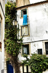 Fototapeta na wymiar Old facade of typical Lisbon house with hanging clothes