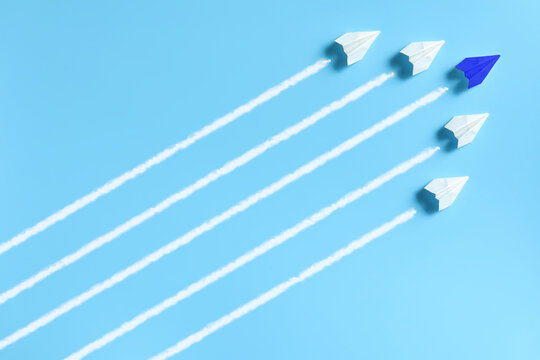 編隊を組んで飛ぶ5機の紙飛行機 3