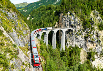 Train de voyageurs traversant le viaduc de Landwasser en Suisse