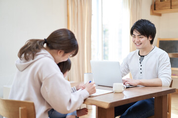 絵を描く母子とテレワークをするアジア人のお父さん