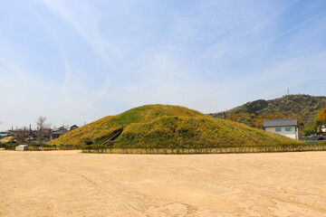 Fototapeta na wymiar 奈良斑鳩・草に覆われた藤ノ木古墳の墳丘