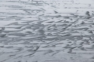 冬の足寄町オンネトーの結氷した湖面の模様
