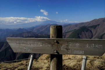 丹沢山の登山風景、登山標識