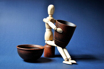 A potter with manufactured brown earthenware.