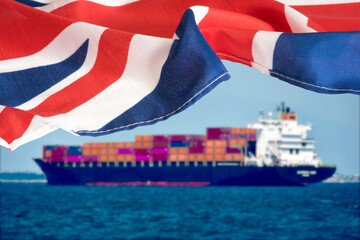 Ein Containerschiff und Flagge von Großbritannien