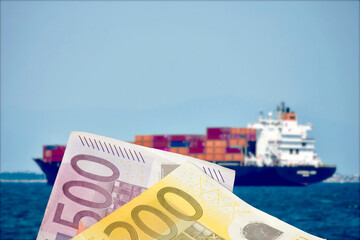 Ein Schiff mit Containern und Euro Geldscheine