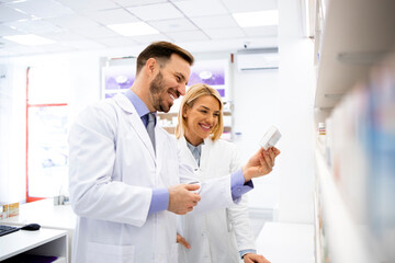 Obraz premium Pharmacists talking about new medicines in pharmacy store and working together.