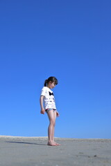 砂場に立つ少女