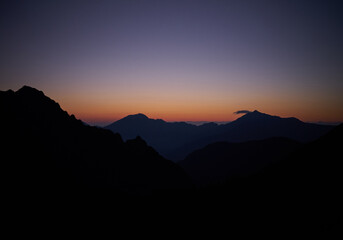 夜明けの剱岳登山風景