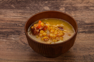 Pea soup with smoked ribs