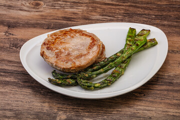 Grilled tuna steak with asparagus