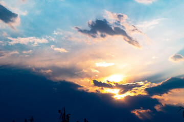Viendo un atardecer en primavera 