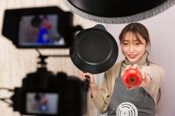 一眼レフカメラで動画を撮影する女性