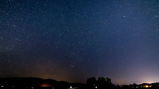 タイムラプス　山から昇る天の川　星空の動き　4月