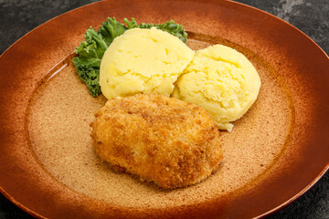 Crispy chicken cutlet with mashed potato