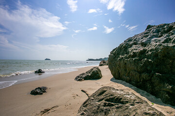 Fototapeta na wymiar beach and rocks