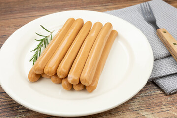 plusieurs saucisses de Francfort dans une assiette	