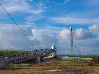 倒された風車　近景　島の台風対策