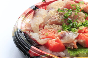 新鮮な魚をご飯に乗せた海鮮丼,リュウキュウ弁当