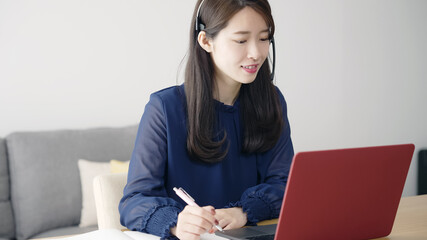 オンラインで勉強する女性　オンラインセミナー　eラーニング