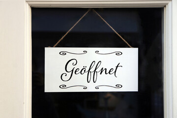 geöffnet schild an eingangstür