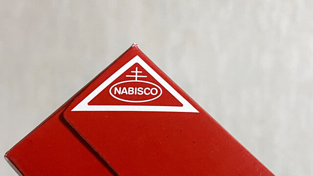ナビスコ NABISCOロゴクローズアップ。リッツクラッカーの箱。2021年4月撮影/日本