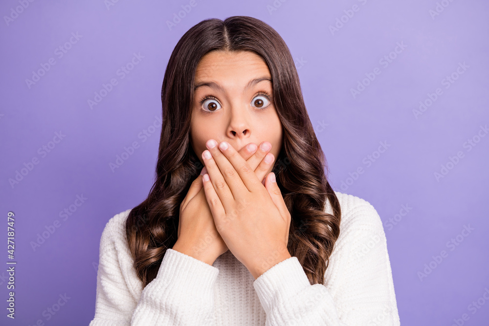 Poster Portrait of young shocked amazed surprised scared afraid girl cover close mouth isolated on violet color background