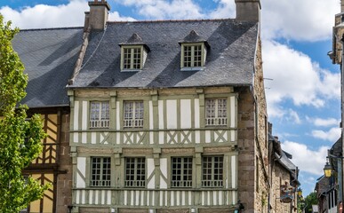 Tréguier dans les côtes d'Armor en Bretagne, sa cathédrale, son cloître.	