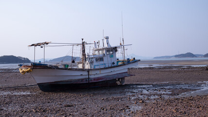 물빠진 갯벌위에 서 있는 배(
A boat standing on a submerged tidal flat)