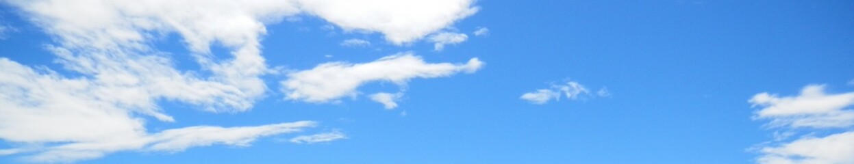 爽やかな青空と白い雲