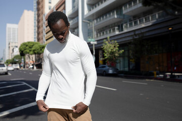 Simple white turtleneck shirt street style men&rsquo;s fashion